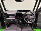 360&deg;UV&IRカット機能ガラス採用。見易い計器類と運転し易いレイアウトのドライビングポジションは、極細Aピラーの採用で視角も少なく前方&左右の見切りが良く安心して運転できます。