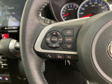 運転中、オーディオの操作をしてて、ハッとしたことはありませんか?ステアリングスイッチは、運転中でもハンドルでオーディオの操作が可能です。安全なドライブをサポートします。