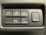 運転席脇のクラスタースイッチ部分にはカメラ切り替えスイッチ、パーキングセンサー、その他走行系スイッチを集中配置しております。