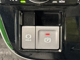 指先だけで簡単に操作が可能な電動パーキングブレーキを採用。「HOLD」スイッチを押すと、渋滞や信号待ちなどでブレーキペダルから足を離しても、ブレーキを保持するので安心です