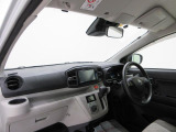 ダイハツのお店では、ダイハツ車を知り尽くしたプロフェッショナルが、専用の診断機器を使って各システムを点検しております。