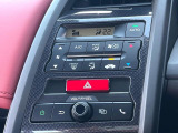 【オートエアコン】一度お好みの温度に設定すれば、車内の温度を検知し風量や温度を自動で調整。暑い&hellip;寒い&hellip;と何度もスイッチ操作をする必要はありません。快適な車内空間には必須の機能ですね♪