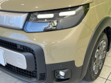 【LEDヘッドライト】悪天候や夜間走行時も良好な視界を確保し安心して運転できる高輝度LEDヘッドライトを装備!点灯速度が早く、消費電力も抑えられています。
