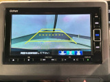 リバースギアに入れるだけで後方の表示へ切り替わります。夜間や雨の日の駐車も楽になりますよ。