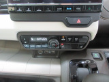 オートエアコンタイプなので細かい操作なしで快適温度に調整してくれます。シートヒーター付きで、冷えた車内でもスイッチを押せば数秒で座面と背もたれがあたたかくなります。