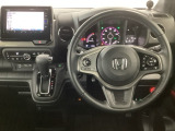【ハンドル】運転にかかわる様々な操作を安全に行えるように視点移動が少なく操作性に配慮されたスイッチ類が凝縮されたコックピットです。