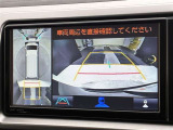バックカメラの他に上から見下ろしたような画像が見れるアラウンド(全方位)モニター。前後左右を把握できる、すごい機能が装備されています!