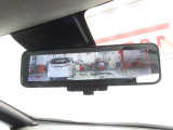 スマートルームミラーも付いています。後方ピラーや荷物、後席に同乗している方や曇りなど視界が遮られた場合でも後方カメラからの映像で安全確認をすることができます。