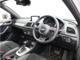 ■パドルシフト付き専用ステアリングホイール ■マットブラッシュアルミインパネ ■ブラックルーフライニング ■スマートキー