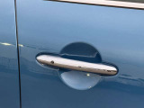 キーを取り出す必要がないスマートキー。ドアノブのボタンを押すだけでロック・アンロック可能で、利便性と快適さを両立し、スマートなカーライフを実現します。
