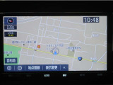 ナビ付きで、遠出や初めての道も安心。道に迷う心配が少なく、同乗者との会話や運転に集中出来ます。ご家族でのお出かけにも心強いポイントです。