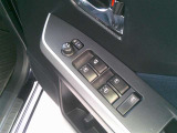 運転席ドア部分にはパワーウインドウやドアミラーの操作が出来ます!