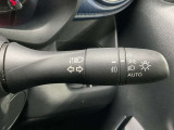 【オートライト】車のセンサーが周囲の明るさを感知し、自動でヘッドライトを点灯・消灯する機能です。この機能は夕暮れ時の交通事故が多い時間帯の安全性を高めてくれます。