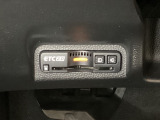 ハンドルの左下にETC2.0がついています。高速道路の料金所の通過も楽々です!。 カードの取り出しもしやすい場所についています。