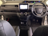 車内は光触媒抗菌消臭施工済です。インパネ周りはスタイリッシュなデザインで機能や装備も充実しています。グローブボックスやカップホルダーのほかにトレーなどたくさんの収納スペースが付いています。