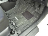 フロアマットも綺麗にクリーニングされています。