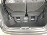 荷室は3列目シートを立てたままでも十分な容量があります。