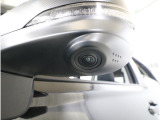 助手席側で見えにくい左前方の映像を、車内のマルチファンクションディスプレイに映し出します。前方への駐車や左寄せ、狭い道でのすれ違いなど、さまざまなシーンで安心して運転できる便利な機能です。