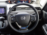 ハンドル左側にはオーディオ操作が出来るオーディオリモートコントロールスイッチ、右側にはHonda SENSINGとオートクルーズコントロールのスイッチを装備!