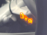 【ブラインドスポットモニター】走行中、ドアミラーの死角になりやすい箇所に後続車が接近するとサイドミラー付近に警告を表示、ドライバーに注意喚起をしてくれます。