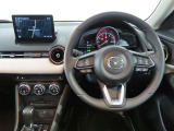 【運転席インテリアデザイン】左右対称のインテリアデザインでドライバーを包み込み運転に集中できるように設計されています。