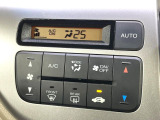 【オートエアコン】一度お好みの温度に設定すれば、車内の温度を検知し風量や温度を自動で調整。暑い&hellip;寒い&hellip;と何度もスイッチ操作をする必要はありません。快適な車内空間には必須の機能ですね♪