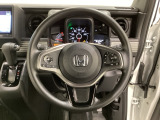 ハンドルにHondaセンシング系のクルーズコントロールやレーンキープアシストなどのスイッチと、オーディオの操作スイッチが装備されています。ハンドルから手を離さず安全に操作できます。