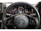 ハンドル左側にはオーディオ操作が出来るオーディオリモートコントロールスイッチ、右側にはHondaSENSINGとオートクルーズスイッチを装備!長距離運転や高速道路の運転では大活躍です!