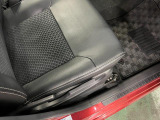 痛みの出やすい運転席シートの角、フロアマット、座面、ともに良好です