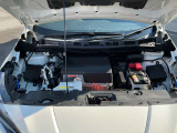 電気自動車ですのでモータールームです。ヘッドカバーのように見えるのはインバーターユニットです。起動用の12Vバッテリーを備えています。