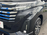 【LEDヘッドライト】悪天候や夜間走行時も良好な視界を確保し安心して運転できる高輝度LEDヘッドライトを装備!点灯速度が早く、消費電力も抑えられています。