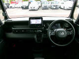 大きなフロントガラスで広々とした視界の運転席まわりです。