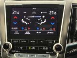 デュアルエアコンとは、運転席と助手席で、個別に温度設定ができる機能です。気温の感じ方は、人それぞれ違うもの。乗る人に優しい機能ですね。