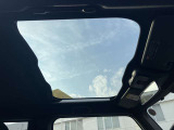 サンルーフが搭載されていますので、サクラや紅葉など車内の中から眺めることができます!夜になると星も一望できます!