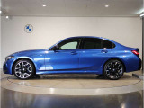 【拘りのFR】BMWが多く採用するFR車。ダイレクトでスポーティな加速感・シャープなハンドリングを実現。縦置きエンジンレイアウトにより、フラットで上質な乗り味です。