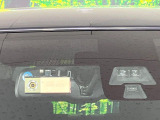 【エマージェンシーブレーキ】走行中に前方の車両等を認識し、衝突しそうな時は警報とブレーキで衝突回避と被害軽減をアシスト。より安全にドライブをお楽しみいただけます。