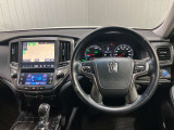 【運転席・助手席】ゆったりとした運転席と使いやすいナビゲ-ションシステムで運転らくらく♪♪女性でも周りが見やすく運転しやすいです★
