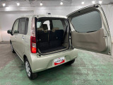 横開きバックドアで、狭い駐車場でも開閉しやすい設計です。荷物の出し入れがしやすく、日常使いに便利な仕様です。