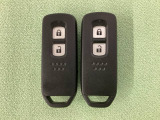 スマートキーを装備しています。鍵を差し込むことなくドアロックの開け閉めと、スタートボタン操作でのエンジンスタートができます。スペアキーも同じものを用意しております。