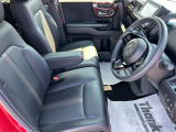 乗り心地の良いフロントシートです。足回りも広々としておりますので、長時間の運転も疲れづらいですよ。