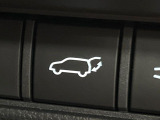 【パワーバックドア】スマートキーや運転席のボタンを押すだけでリアゲートが自動で開閉します!荷物を持っている時や、高い位置にあるバックドアを閉める際に便利な機能です♪