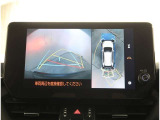【パノラマモニター】に搭載した4つのカメラにより、車を真上から見ているような映像を表示。運転席から確認しにくい車両周囲の状況を把握できます。
