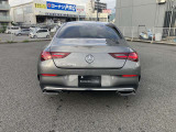 特徴的なコンビネーションランプを備えたリアビュー。