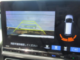 【リアカメラ】リバースに入れるだけで後方の映像が映ります。安全確認や、狭い駐車場での車庫入れ、雨の日や夜間など視界の悪い時に便利です。安全にバックする為には欠かせない装備です。
