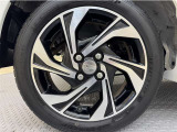 アルミホイール付き!「純正」なので車のデザインともマッチしています。お洒落は足元から。。。といいますから♪