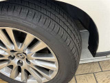 タイヤ残り溝もバッチリ!溝が少ないとスリップしたりブレーキ時の制動距離が長くなってしまいます。交換までまだまだ余裕があるのは経済的にも助かります。
