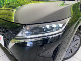 【LEDヘッドライト】悪天候や夜間走行時も良好な視界を確保し安心して運転できる高輝度LEDヘッドライトを装備!点灯速度が早く、消費電力も抑えられています。