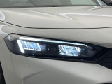 【LEDヘッドライト】悪天候や夜間走行時も良好な視界を確保し安心して運転できる高輝度LEDヘッドライトを装備!点灯速度が早く、消費電力も抑えられています。