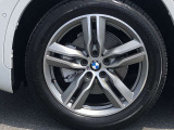 BMW純正18インチホイール。洗練されたデザインで、足元の個性を引き立てます。
