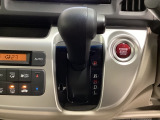 CVT車のセレクトレバーです。低速から高速まで、変速ショックのないスムーズな走りを実現するとともに、エンジン効率のよい領域を維持することで燃費にも貢献します。